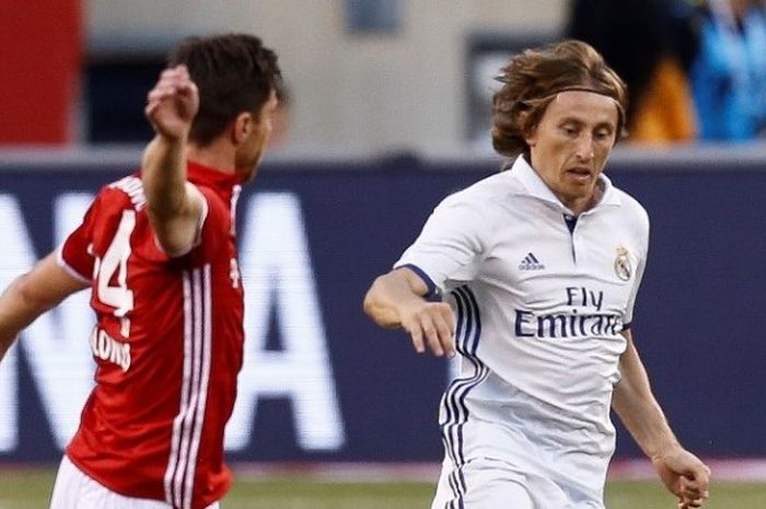 Xabi Alonso (kiri) dan Luka Modric berduel saat Bayern Muenchen melawan Real Madrid pada partai International Champions Cup (ICC) di Stadion MetLife, Rabu (3/8/2016) waktu setempat atau Kamis pagi WIB.