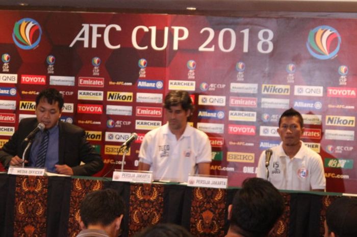 Pelatih dan pemain Persija Jakarta, Stefano Cugurra serta Ismed Sofyan, saat sesi jumpa pers di Hotel Sultan, Senayan, Jakarta Pusat, Senin (14/5/2018)