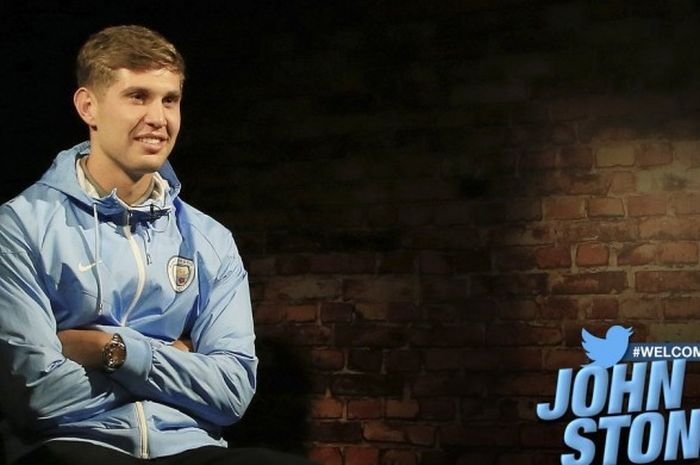 Manchester City resmi memperkenalkan John Stones sebagai rekrutan teranyar di Etihad Stadium, Selasa (9/8/2016).
