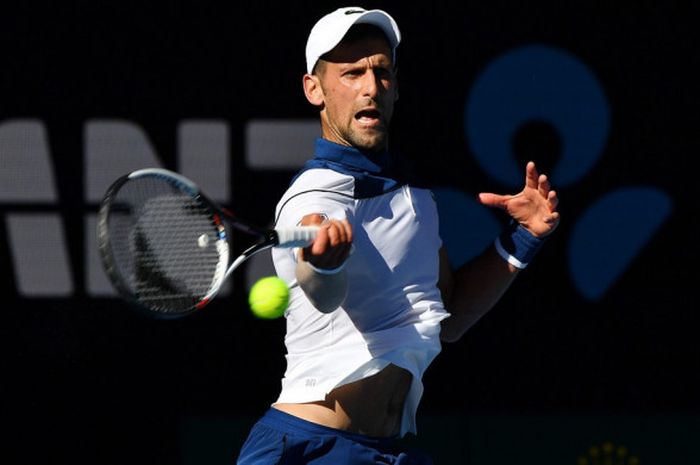 Petenis tunggal putra Serbia, Novak Djokovic, mengembalikan bola yang dipukul sang lawan, Gael Monfils (Prancis), pada babak kedua turnamen Australia Terbuka 2018 di Rod Laver Arena, Melbourne Park, Kamis (18/1/2018).