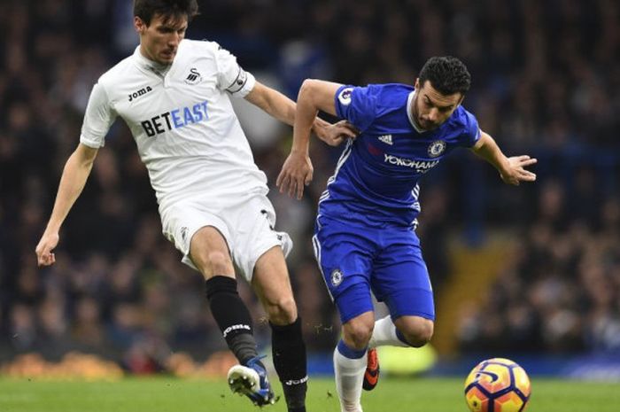 Gelandang Swansea, Jack Cork, beraksi pada laga Liga Inggris kontra Chelsea di Stamford Bridge, London, pada 25 Februari 2017.