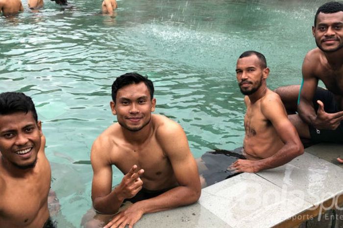 Pemain Sriwijaya FC berendam di kolam air panas Lembang, Bandung, untuk mempersiapkan laga penyisihan group A menghadapi PSMS Medan, Jumat (26/1/2018).