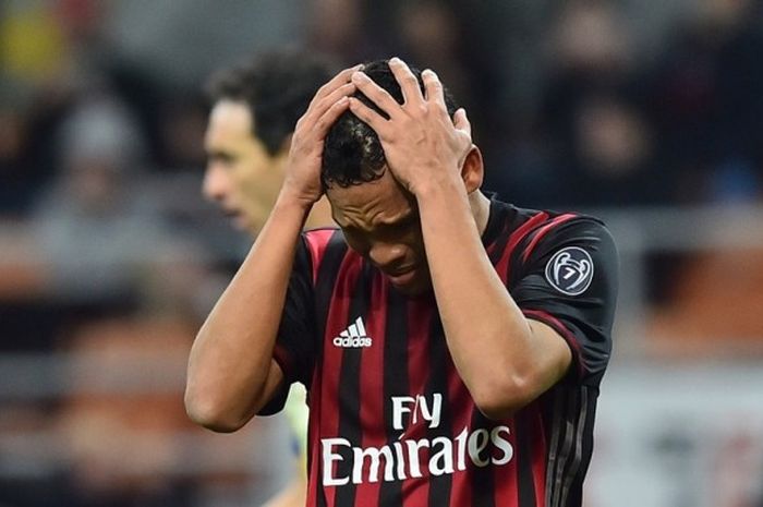 Carlos Bacca meratapi kegagalan mencetak gol saat AC Milan melawan Chievo Verona pada partai lanjutan Serie A di San Siro, 4 Maret 2017.