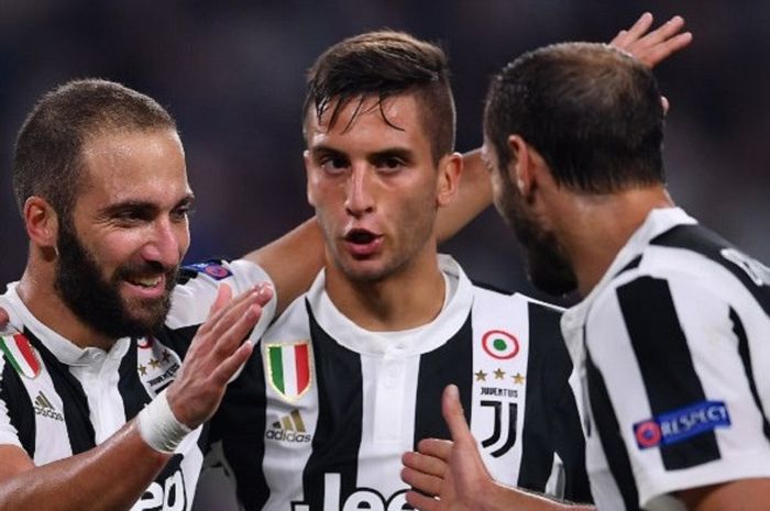 Gelandang muda Juventus, Rodrigo Bentancur diapit Gonzalo Higuain dan Giorgio Chiellini saat timnya menghempaskan Olympiakos 2-0 di laga Liga Champions pada 27 September 2017.