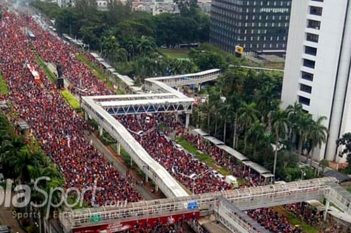 Pemandangan lautan manusia saat pawai Persija Jakarta digelar hari ini, Sabtu (15/12/2018).