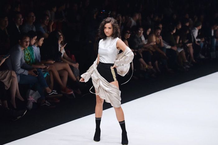 Jennifer Bacdim beraksi dalam acara Jakarta Fashion Week 2018