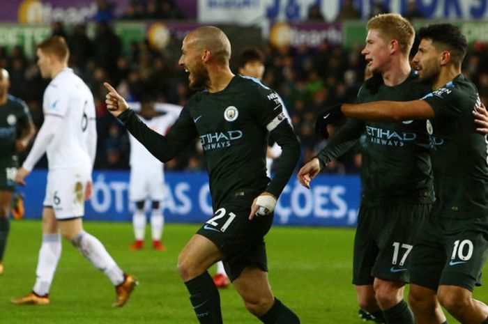 Gelandang Manchester City, David Silva (kiri), merayakan gol yang dia cetak ke gawang Swansea City dalam laga Liga Inggris di Stadion Liberty, Swansea, pada 13 Desember 2017.