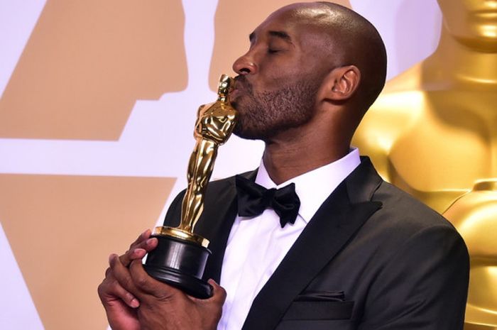 Kobe Bryant berpose dengan Piala Oscar untuk Film Animasi Pendek Terbaik di ruang media pada acara Penghargaan Tahunan Academy ke-90 yang berlangsung di Hollywood, California, Amerika Serikat (AS), Minggu (4/3/2018) malam waktu setempat atau Senin pagi WIB. Bryant meraih Piala Oscar melalui film 