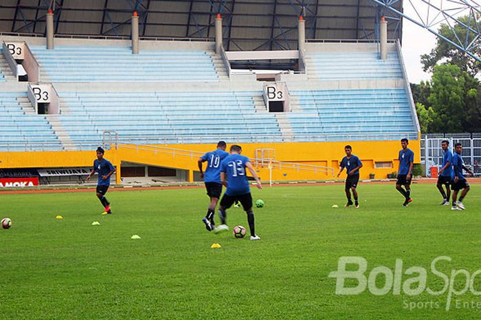 Pemain Sriwijaya FC menggelar latihan bersama di Stadion Gelora Sriwijaya Jakabaring Palembang, menjelang laga tandang ke markas Bhayangkara FC, Minggu (20/8/2017).