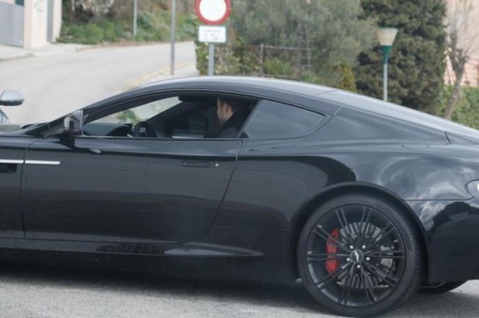 Gerard Pique mengendarai mobil Aston Martin DB9 GT saat hendak menuju ke tempat latihan