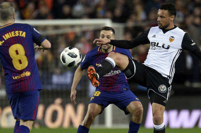 Pemain Valencia, Francis Coquelin, dalam leg kedua semifinal Copa del Rey me;awan Barcelona di Stadion Mestalla, 8 Februari 2018