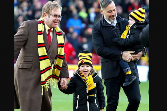 Elton John bersama kedua putranya, Zachary (tengah) dan Elijah (digendong), dan sang suami David Furnish