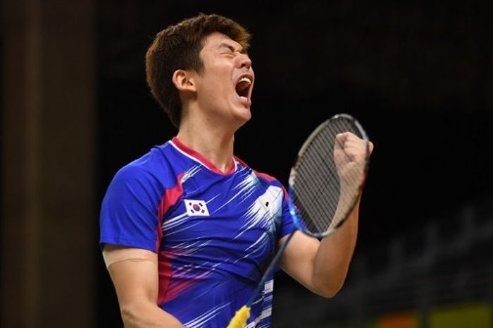 Pebulu tangkis ganda putra Korea Selatan, Lee Yong-dae, bereaksi setelah menang atas Sheng Mu Lee/Chia Hsin Tsai (Taiwan) pada babak penyisihan grup Olimpiade Rio 2016 di Riocentro Pavilion,  Jumat (12/8/2016).