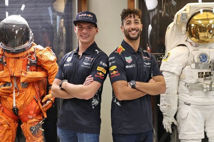 Dua pebalap Red Racing, Max Verstappen (memakai topi) dan Daniel Ricciardo, berpose di markas NASA, Kamis (19/10/2017).