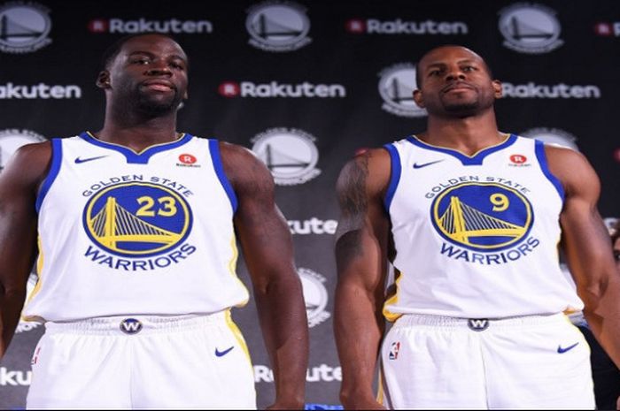 Pemain Golden State Warriors, Draymond Green (kiri) dan Andre Iguodala (kanan), memamerkan jersey baru untuk NBA musim 2017/18 pada Selasa (12/9/2017) waktu Amerika Serikat.