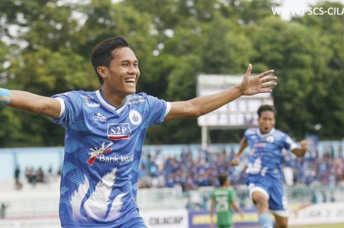 Pemain PSCS Cilacap, Imam Witoyo saat membela timnya kontra PSID Jombang pada laga Liga 3 2018 di Stadion Wijayakusuma, Cilacap, 25 November 2018. 