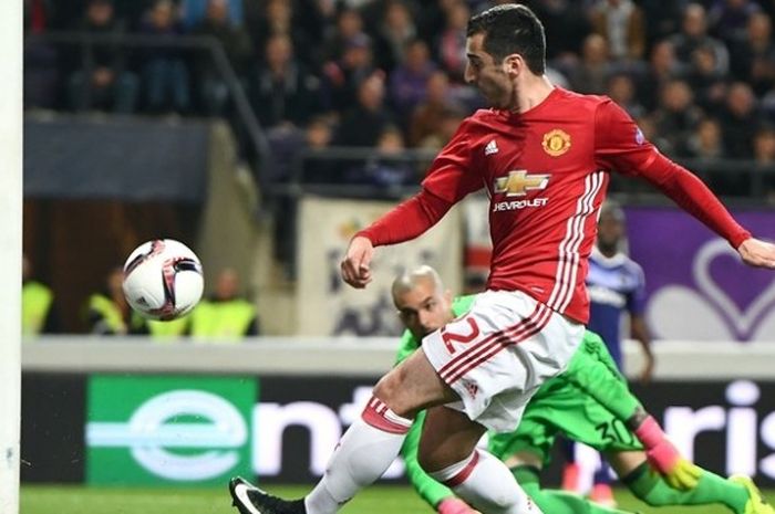 Pemain Manchester United, Henrikh Mkhitaryan, mencetak gol ke gawang Anderlecht pada pertandingan pertama perempat final Liga Europa pada 13 April 2017. 