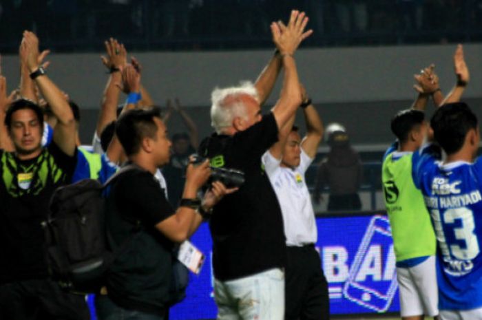    Para pemain dan pelatih Persib Bandung saat merayakan tradisi Viking Clap bersama Bobotoh seusai menang atas PSIS Semarang pada pekan ke-14 Liga 1 2018 di Stadion Gelora Bandung Lautan Api, Minggu (8/7/2018).    