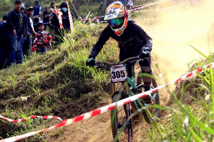 Aksi pebalap sepeda downhill di Indonesian Downhill seri di Klemuk, Batu, Malang.