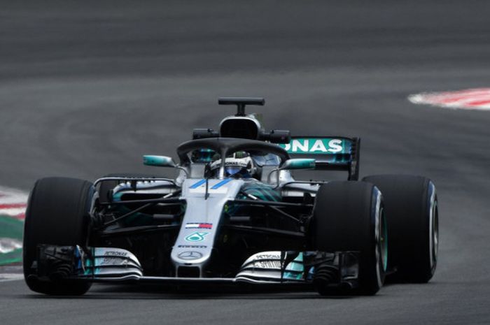 Pebalap Mercedes, Valtteri Bottas, mencetak waktu lap tercepat pada tes tengah musim Formula 1 di Sirkuit Catalunya, Barcelona, Spanyol, Rabu (16/5/2018).