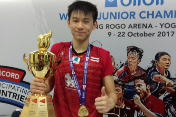 Pebulu tangkis tunggal putra Thailand, Kunlavut Vitidsarn, berpose dengan Piala Eye Level yang diraihnya setelah menjuara kategori perorangan Kejuaraan Dunia Junior 2017 di GOR Among Rogo, Yogyakarta, Minggu (22/10/2017).