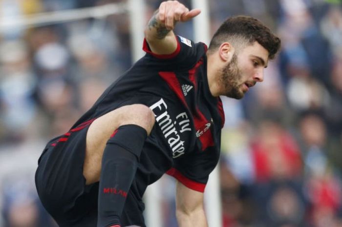 Patrick Cutrone berselebrasi pada gol kedua yang dicetak di laga SPAL kontra AC Milan, Sabtu (10/2/2018).