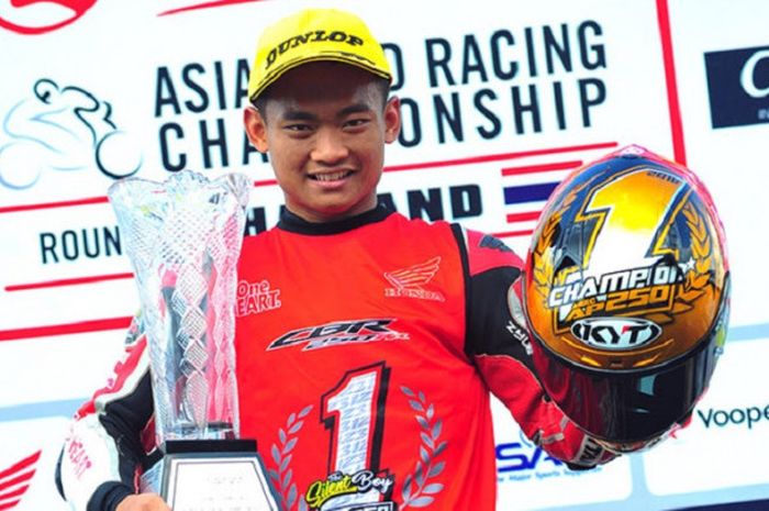 Pebalap AHRT Indonesia, Rheza Danica Ahrens, berpose di podium setelah memastikan sebagai juara umum kelas Asia Production 250cc ARRC 2018 di Sirkuit Buriram, Thailand, Minggu (2/12/2018).