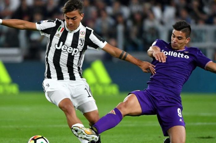 Striker Fiorentina, Giovanni Simeone (kanan), mencoba menghentikan playmaker Juventus, Paulo Dybala, dalam partai Liga Italia di Allianz Stadium Turin, 20 September 2017.