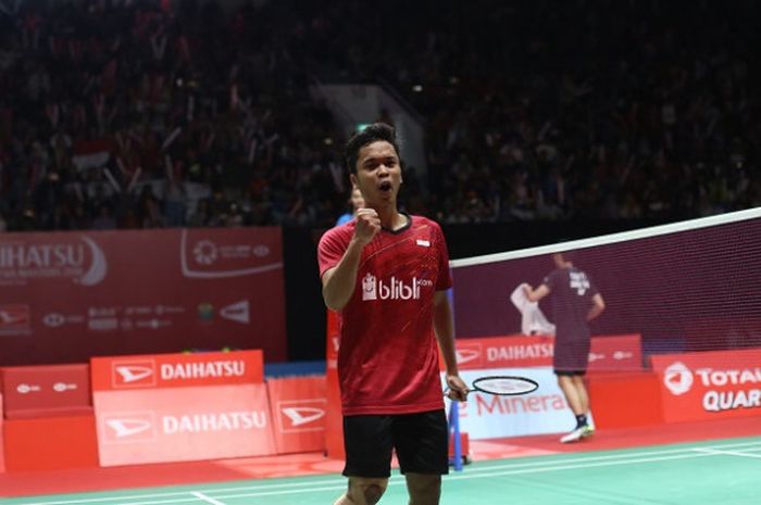 Pebulu tangkis tunggal putra Indonesia, Anthony Sinisuka Ginting, bereaksi setelah memastikan lolos ke babak final Indonesia Masters 2018 seusai menumbangkan Chou Tien Chen, 21-16, 13-21, 21-12, di Istora Senayan, Jakarta, Sabtu (27/1/2018).