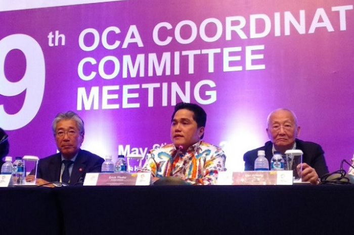 Ketua Inasgoc Erick Thohir (ketiga dari kiri) berbicara saat konferensi pers OCA Coordination Committee Meeting IX di Hotel Indonesia Kempinski, Jakarta, Rabu (9/5/2018).