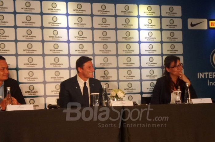 Wakil Presiden Inter Milan, Javier Zanetti (tengah), tersenyum melihat gemuruh penggemar I Nerazzurri dalam konferensi pers Inter Academy Indonesia di Fairmont Hotel, Jakarta, Rabu (14/2/2018).