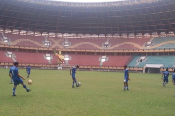 Skuat PSPS menjalani latihan di Stadion Utama Riau sebelum menjalani laga uji coba melawan PSMS Medan, Sabtu (17/3/2018)..