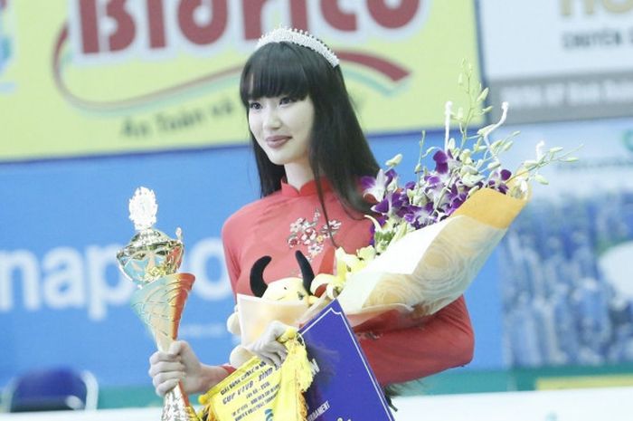 Sabina Altynbekova dinobatkan sebagai pevoli tercantik pada gelaran VTV9 Binh Dien 2018 di Vietnam .