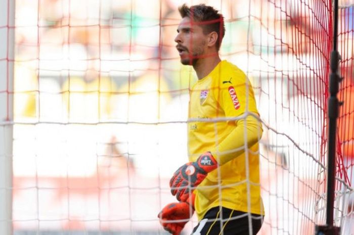 Reaksi Ron-Robert Zieler setelah melakukan gol bunuh diri dalam laga Liga Jerman antara Stuttgart kontra Werder Bremen, 29 September 2018.