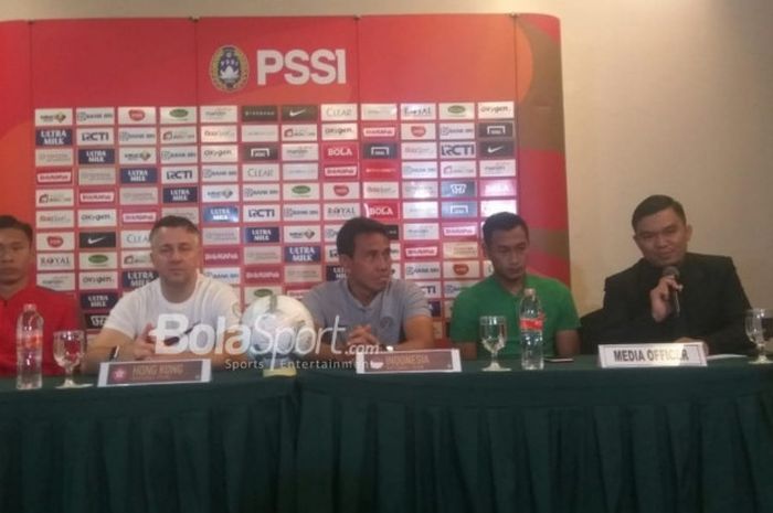 Dari kiri ke kanan: Pemain dan pelatih timnas Hong Kong Yapp Hung Fai serta Gary White dan pelatih dan pemain timnas Indonesia, Bima Sakti serta Hansamu Yama, dalam jumpa pers di Grand Zuri, Cikarang, Senin (15/10/2018).