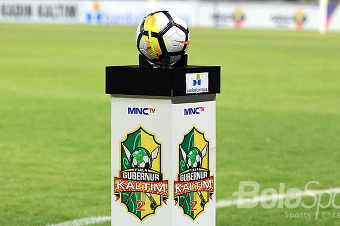 Bola yang akan dipakai pada babak penyisihan Grup B Piala Gubernur Kaltim 2018 antara Persebaya Surabaya melawan Sriwijaya FC di siapkan di pinggir lapangan di Stadion Batakan Balikpapan, Kalimantan Timur, Rabu (28/02/2018) malam.