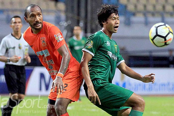 Striker Persebaya Surabaya, Rishadi Fauzi (kanan), dikawal ketat bek Borneo FC, Leonard Tupamahu, dalam laga Piala Gubernur Kaltim 2018 di Stadion Palaran Samarinda, Kalimantan Timur, Minggu (03/04/2018) sore.