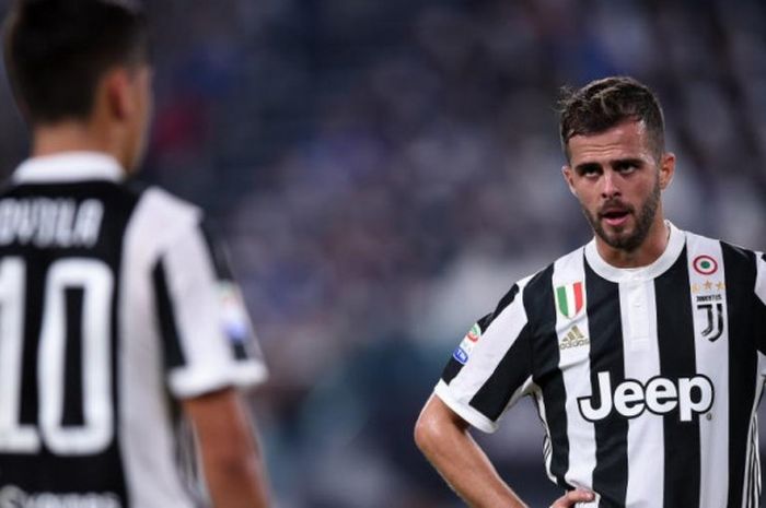 Reaksi gelandang Juventus, Miralem Pjanic (kanan), dalam partai Liga Italia lawan Torino di Allianz Stadium Turin, 23 September 2017.