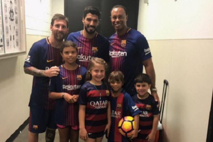 Tiger Woods dan anak-anaknya berfoto bersama pemain Barcelona FC seusai pertandingan El Clasico di Stadion Hard Rock, Miami (29/7/2017)