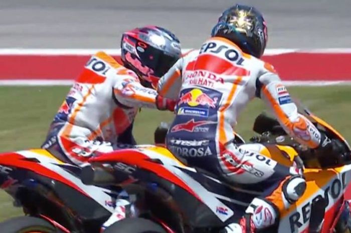   Marc Marquez (Kiri) dan Dani Pedrosa (Kanan) berselebrasi bersama setelah menyelesaikan balap MotoGP Americas yang diselenggarakan pada Minggu (22/4/2018).  