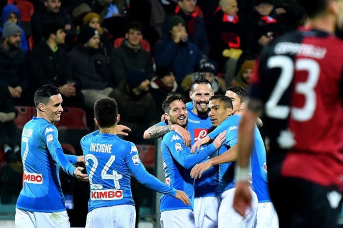   Para pemain Napoli merayakan gol ke gawang Cagliari, 27 Februari 2018   