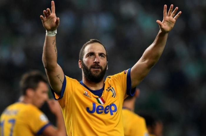 Penyerang Juventus Gonzalo Higuain merayakan gol ke gawang Sporting CP dalam partai Liga Champions di Stadion Jose Alvalade, Lisabon, 31 Oktober 2017.