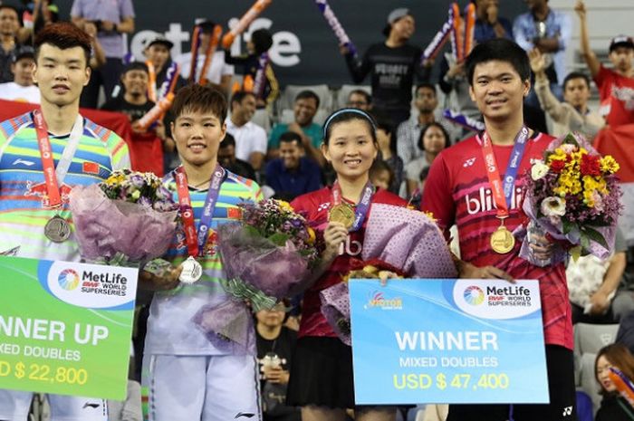 Pasangan ganda campuran Indonesia, Praveen Jordan/Debby Susanto, berpose di podium juara Korea Terbuka 2017 setelah mengalahkan Wang Yilyu/Huang Doping, 21-17, 21-18, di SK Handball Stadium, Minggu (17/9/2017).