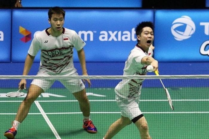 Pasangan ganda putra Indonesia, Marcus Fernaldi Gideon/Kevin Sanjaya Sukamuljo, mengembalikan kok ke arah Takeshi Kamura/Keigo Sonoda (Jepang) pada babak semifinal Malaysia Terbuka yang berlangsung di Stadion Perpaduan, Kuching, Sabtu (8/4/2017).