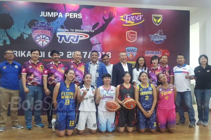 Peserta dan jajaran pendukung Srikandi Cup 2017 sedang foto bersama di GPO TVRI, Selasa (14/11/2017).