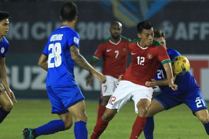 Striker tim nasional Indonesia, Lerby Eliandry (12), berusaha menembus pertahanan Filipina dalam pertandingan matchday 2 Grup A Piala AFF 2016 di Philippine Sports Stadium, Bocaue, Filipina, pada Selasa (22/11/2016).