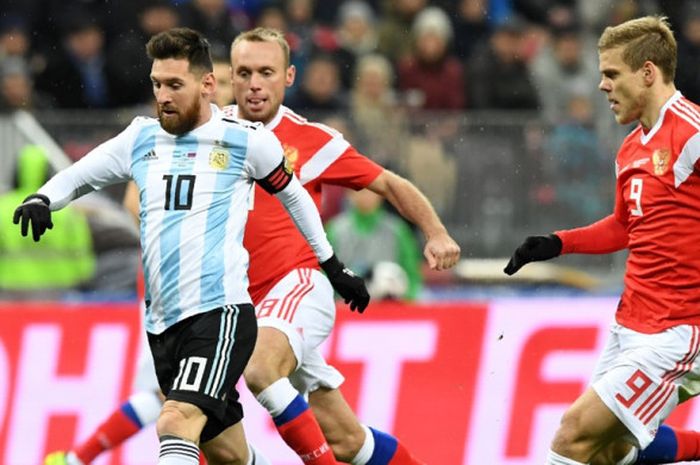 Kapten Argentina, Lionel Messi (kiri), beraksi dalam laga persahabatan kontra Rusia di Stadion Luzhniki, Moscow, Rusia, pada 11 November 2017.