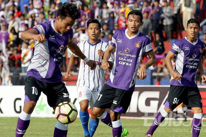 Tuan rumah Persik Kediri (ungu) saat melawan Persida Sidoarjo dalam laga lanjutan Liga 2 di Stadion Brawijaya Kediri, Jawa Timur, Selasa (25/07/2017) sore.