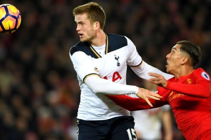 Bek Tottenham, Eric Dier, berduel dengan pemain Liverpool, Roberto Firmino, pada laga Premier League antara Liverpool dan Tottenham di Anfield pada 11 Februari 2017.