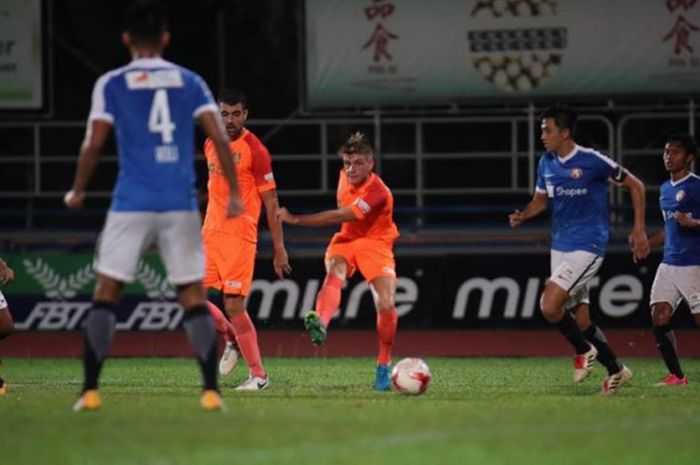 Duo pemain Hougang United (berbaju oren), Pablo Rodriguez dan Antoine Viterale (kanan), saat menekan pertahanan Young Lions pada laga lanjutan Liga Singapura 2017 di Stadion Hougang, Jumat (15/9/2017) malam.  